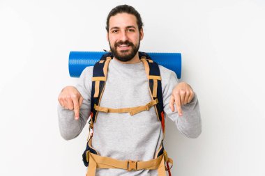 Genç bir sırt çantalı adam beyaz bir arka planda izole edildi. Parmakları aşağıda, olumlu bir his..