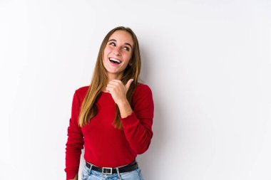 Kafkasyalı genç bir kadın parmak kadar uzakta, yalnız poz veriyor, gülüyor ve kaygısız..