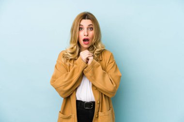 Sarışın, güzel bir kadın yalnız başına şans diliyor, şaşırmış ve ağzı açık bir şekilde önüne bakıyor..