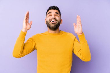 Genç, melez Arap bir adam gökyüzüne haykırıyor, bakıyor, hayal kırıklığına uğruyor..