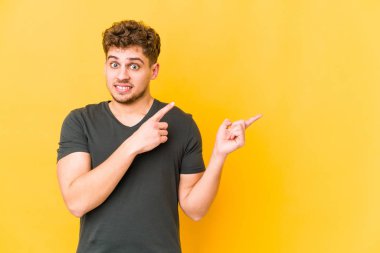  İşaret parmaklarıyla bir kopyalama alanını işaret ederek şok oldum.