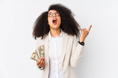 Kredi kartı tutan genç afro iş kadını, genç afro iş kadınını, ağzı açık bir şekilde üst tarafı gösteren bir kredi kartı tutarken izole etti..