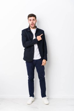 Tam vücut Kafkasyalı genç adam, yanlamasına işaret ediyor.