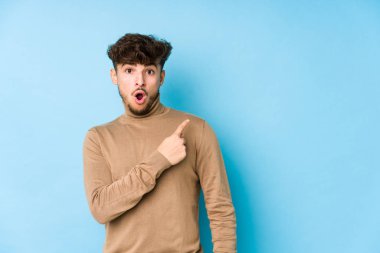 Tarafı işaret eden yalnız genç bir Arap.