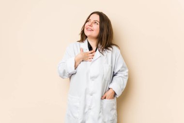 Genç doktor elini göğsüne koyduğunda kahkahalarla gülüyor..