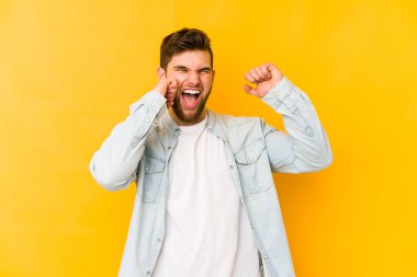 Genç beyaz adam sarı arka planda izole edilmiş dans ediyor ve eğleniyor..