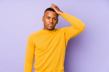 Mor arka planda izole genç Latin adam şok oldu, o önemli bir toplantı hatırladı.