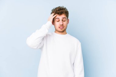 Sarışın, kıvırcık saçlı, beyaz tenli, soyutlanmış, yorgun ve uykulu bir adam..