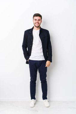 Genç beyaz adam, mutlu, güler yüzlü ve neşeli bir şekilde izole edildi..