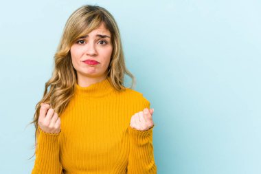 Genç sarışın, beyaz kadın, parasız olduğunu gösteriyor..