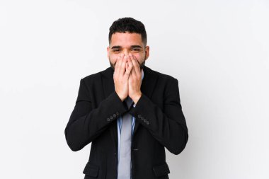 Beyaz bir geçmişi olan genç Latin bir iş kadını bir şeylere gülüyor, elleri ağızda geziyor..