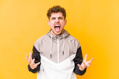 Öfkeyle bağıran adam.