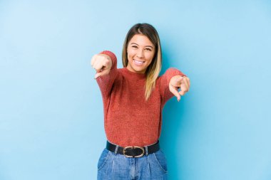 Kafkasyalı genç bir kadın yalnız, neşeli gülümsemeler sergiliyor..