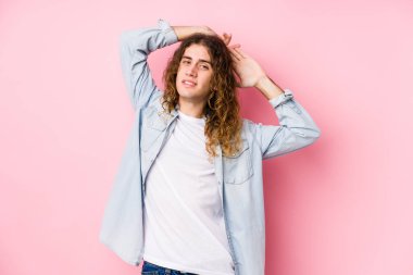 Uzun saçlı adam, izole edilmiş, esnek kollar, rahat konum..