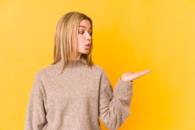 Sarışın, beyaz bir kadın, avucunun içinde fotokopi yeri tutmaktan etkilenmiş..