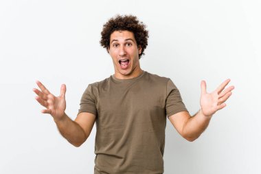 Olgun yakışıklı bir adam zaferi ya da başarıyı kutluyor, şaşırıyor ve şok oluyor..