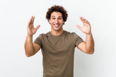 Olgun yakışıklı bir adam yalnız başına hoş bir sürpriz bekliyor, heyecanlı ve el kaldırıyor..