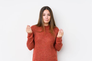 Yalnız poz veren beyaz bir kadın.