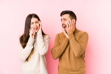 Kafkasyalı genç bir çift yalnız başına sızlanıyor ve ağlıyordu..