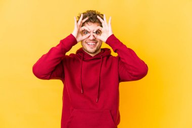  Gözlerin üzerinde iyi işareti göster