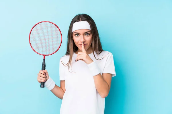 Joven Mujer Caucásica Jugando Bádminton Aislado Manteniendo Secreto Pidiendo Silencio — Foto de Stock