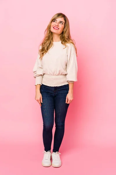 Mladé Blondýny Běloška Žena Stojící Nad Růžové Pozadí Snění Dosažení — Stock fotografie