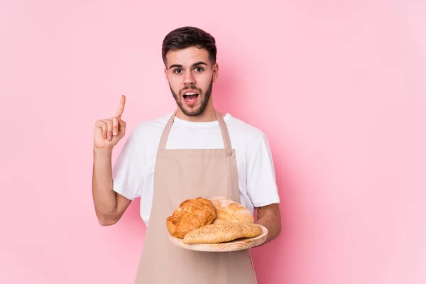 Ung Kaukasisk Bagare Man Isolerad Har Någon Bra Idé Begreppet — Stockfoto