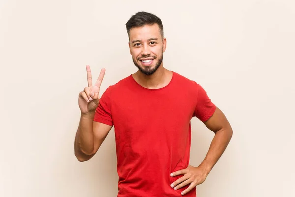 Joven Hombre Sudasiático Mostrando Número Dos Con Los Dedos —  Fotos de Stock