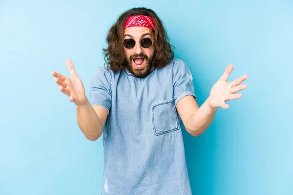 Młody Długowłosy Mężczyzna Noszący Festiwalowy Hipster Wygląda Odizolowanego Otrzymując Miłą — Zdjęcie stockowe