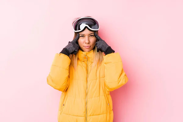 Mulher Branca Jovem Vestindo Uma Roupa Esqui Fundo Rosa Focada — Fotografia de Stock