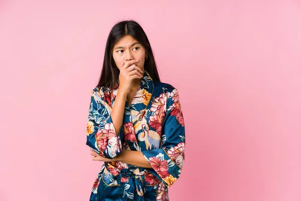 Giovane Donna Asiatica Indossa Pigiama Kimono Premuroso Alla Ricerca Uno — Foto Stock