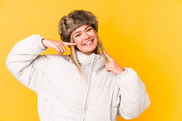 Mujer Caucásica Joven Con Una Ropa Invierno Sonrisas Aisladas Señalando —  Fotos de Stock