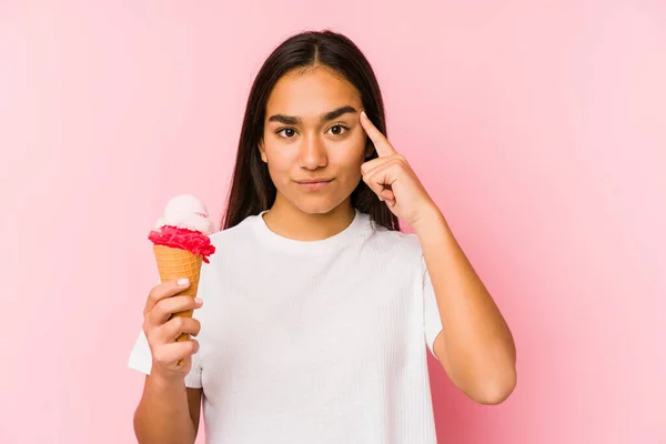 Jonge Aziatische Vrouw Met Een Ijsje Geïsoleerde Wijzende Tempel Met — Stockfoto