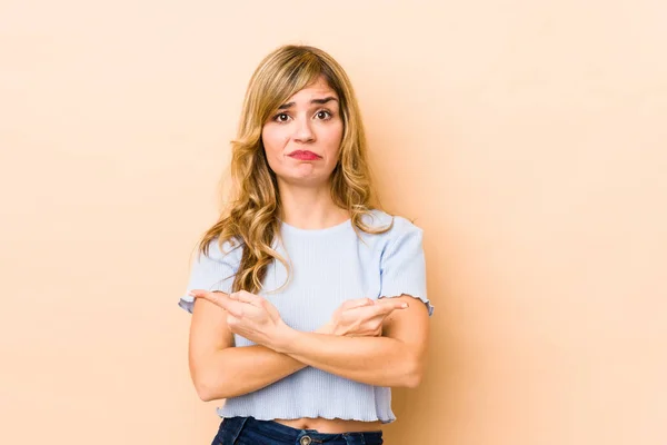 Jonge Blonde Blanke Vrouw Wijst Zijwaarts Probeert Kiezen Tussen Twee — Stockfoto