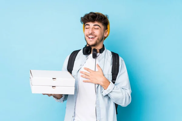 Joven Estudiante Árabe Sosteniendo Pizzas Aisladas Ríe Voz Alta Manteniendo — Foto de Stock