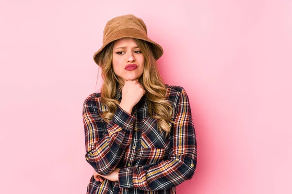 Şapka takan genç beyaz kadın virüs ya da enfeksiyon yüzünden boğazında ağrı hissediyor..