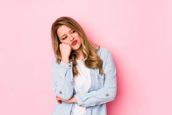 Mujer Caucásica Joven Aislada Sobre Fondo Rosa Que Siente Triste — Foto de Stock