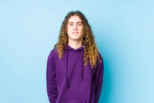 Homem Cabelo Longo Posando Isolado Feliz Sorridente Alegre — Fotografia de Stock