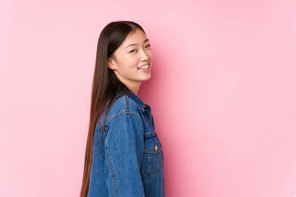 Junge Chinesin Posiert Auf Rosa Hintergrund Isoliert Blickt Lächelnd Fröhlich — Stockfoto