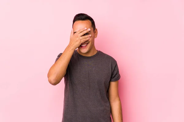 Yooung Lateinisch Mann Posiert Einem Rosa Hintergrund Blinzeln Die Kamera — Stockfoto