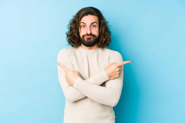 Jeune Homme Aux Cheveux Longs Isolé Sur Fond Bleu Pointe — Photo