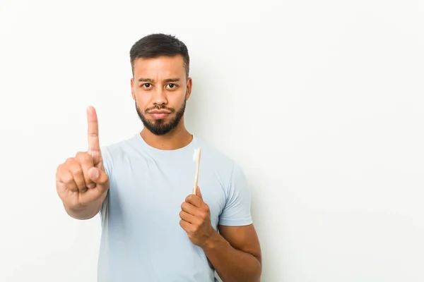 Junger Südasiatischer Mann Mit Zahnbürste Zeigt Nummer Eins Mit Finger — Stockfoto