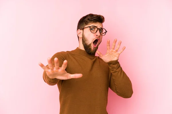 Joven Hombre Caucásico Aislado Sobre Fondo Rosa Siendo Sorprendido Debido —  Fotos de Stock