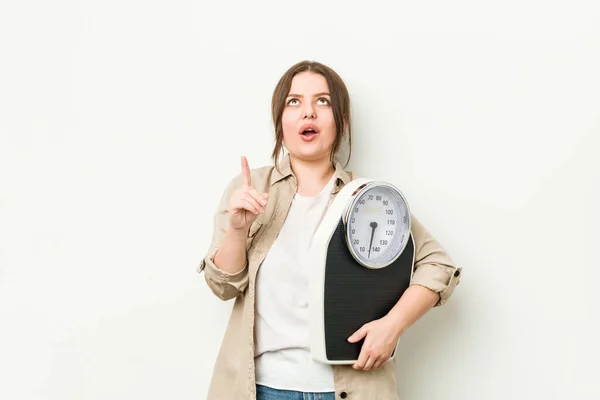 Young Curvy Woman Holding Scale Pointing Upside Opened Mouth — Stock Photo, Image