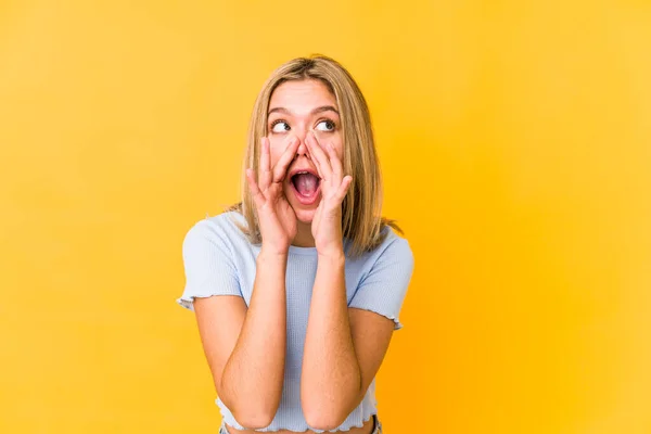 Joven Rubia Caucásica Aislada Sobre Fondo Amarillo Gritando Emocionada Frente — Foto de Stock