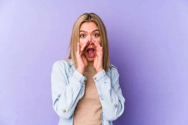 Junge Blonde Kaukasische Frau Isoliert Schreit Aufgeregt Nach Vorne — Stockfoto