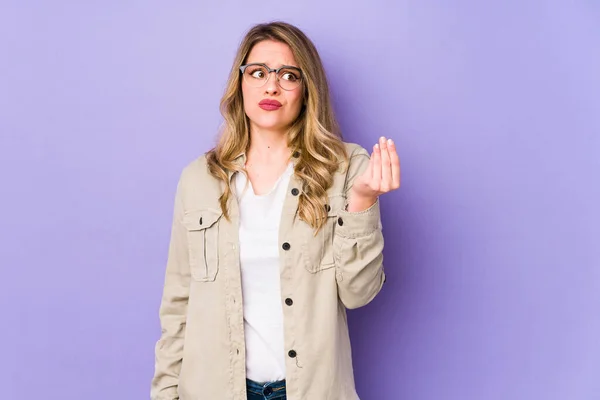 Jonge Kaukasische Vrouw Geïsoleerd Paarse Achtergrond Waaruit Blijkt Dat Geen — Stockfoto