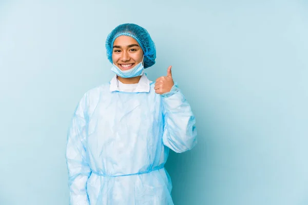 Junge Chirurg Asiatische Frau Isoliert Lächelnd Und Daumen Nach Oben — Stockfoto