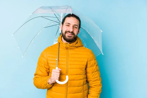 若い男は長い髪を着て傘を保持孤立幸せ 笑顔と陽気 — ストック写真