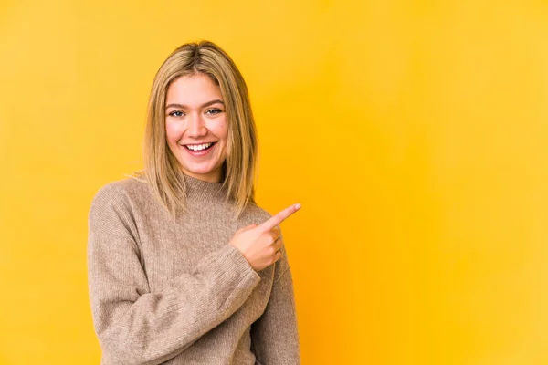 Jovem Loira Isolada Fundo Amarelo Sorrindo Apontando Para Lado Mostrando — Fotografia de Stock